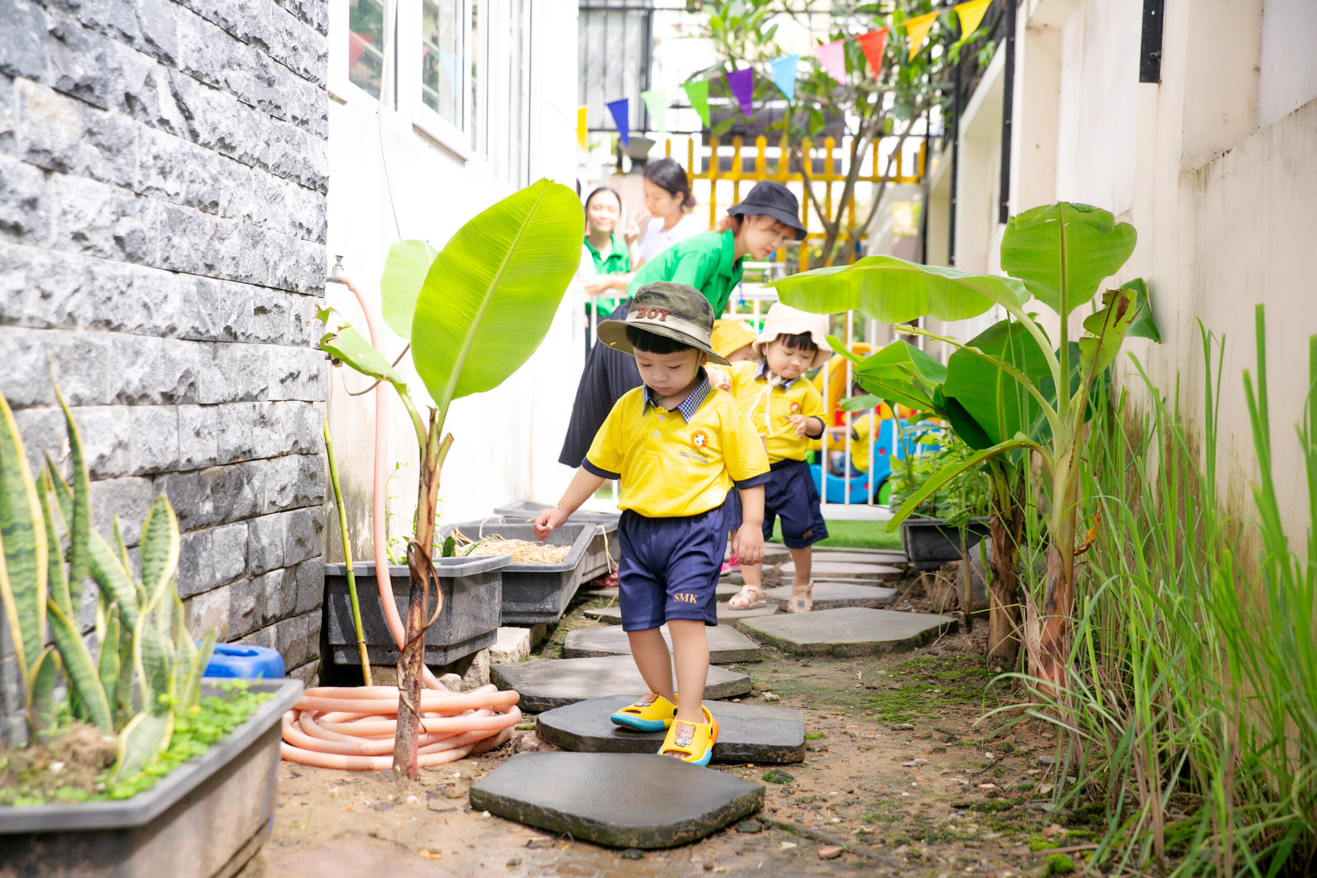 Cho bé đi học sớm